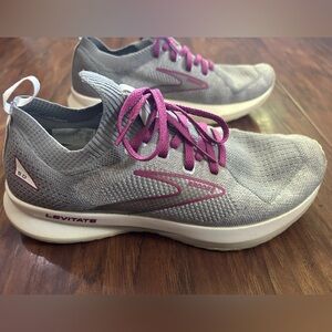 Women’s BROOKS Levitate Grey and Purple Athletic Sneakers Size 9